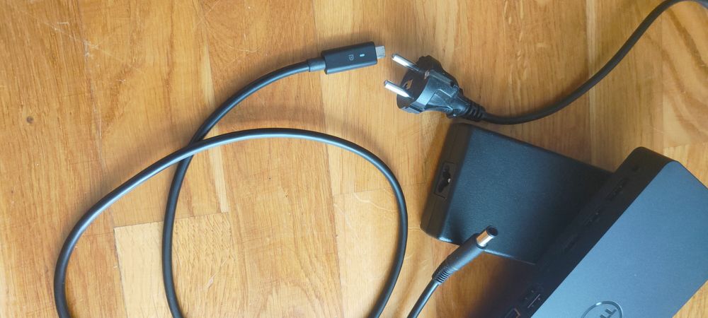 Stacja dokująca Dell z zasilaczem
Model WD19
W pełni sprawna
