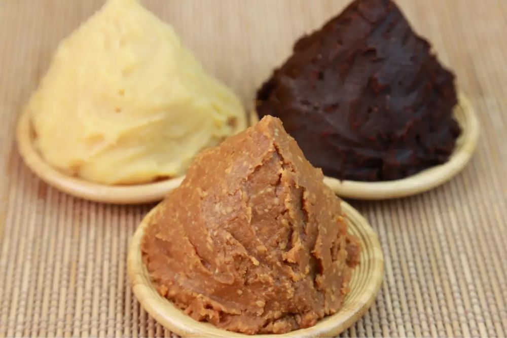Паста соевая Широ Мисо, Ака Мисо. Shiro Miso 1кг, паста Aka Miso