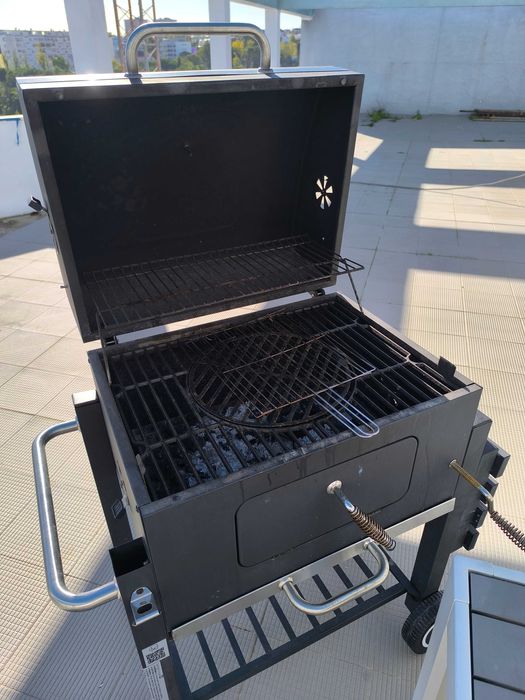 Mesa exterior c/ cadeiras e grelhador a carvão + utensílios