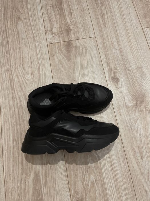 Продам кросівки HM розмір 39(25)