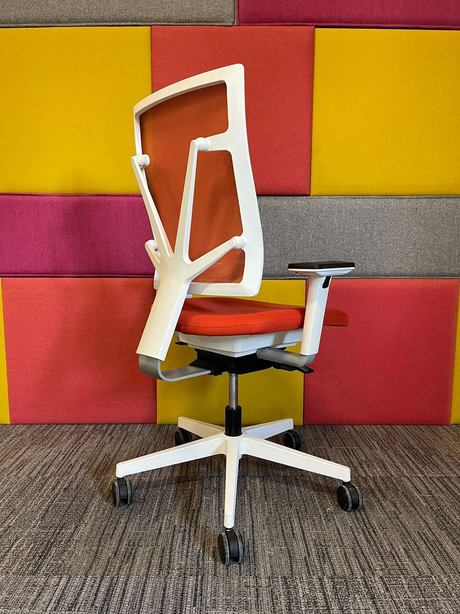 Fotel biurowy obrotowy Nowy Styl 4ME ergonomiczny piękny