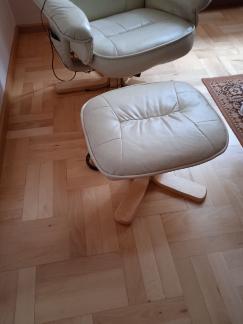Fotel masujący z podnóżkiem