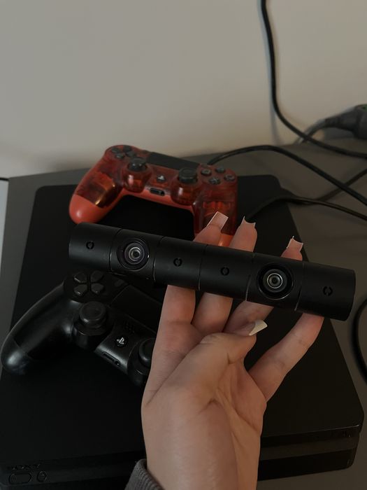 Sprzedam ps4 w zestwie kamerka i dwa pady + gry  p