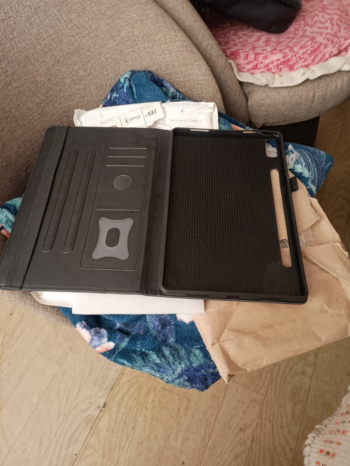 Sprzedam etui do tabletu Lenovo tab P11 gen2