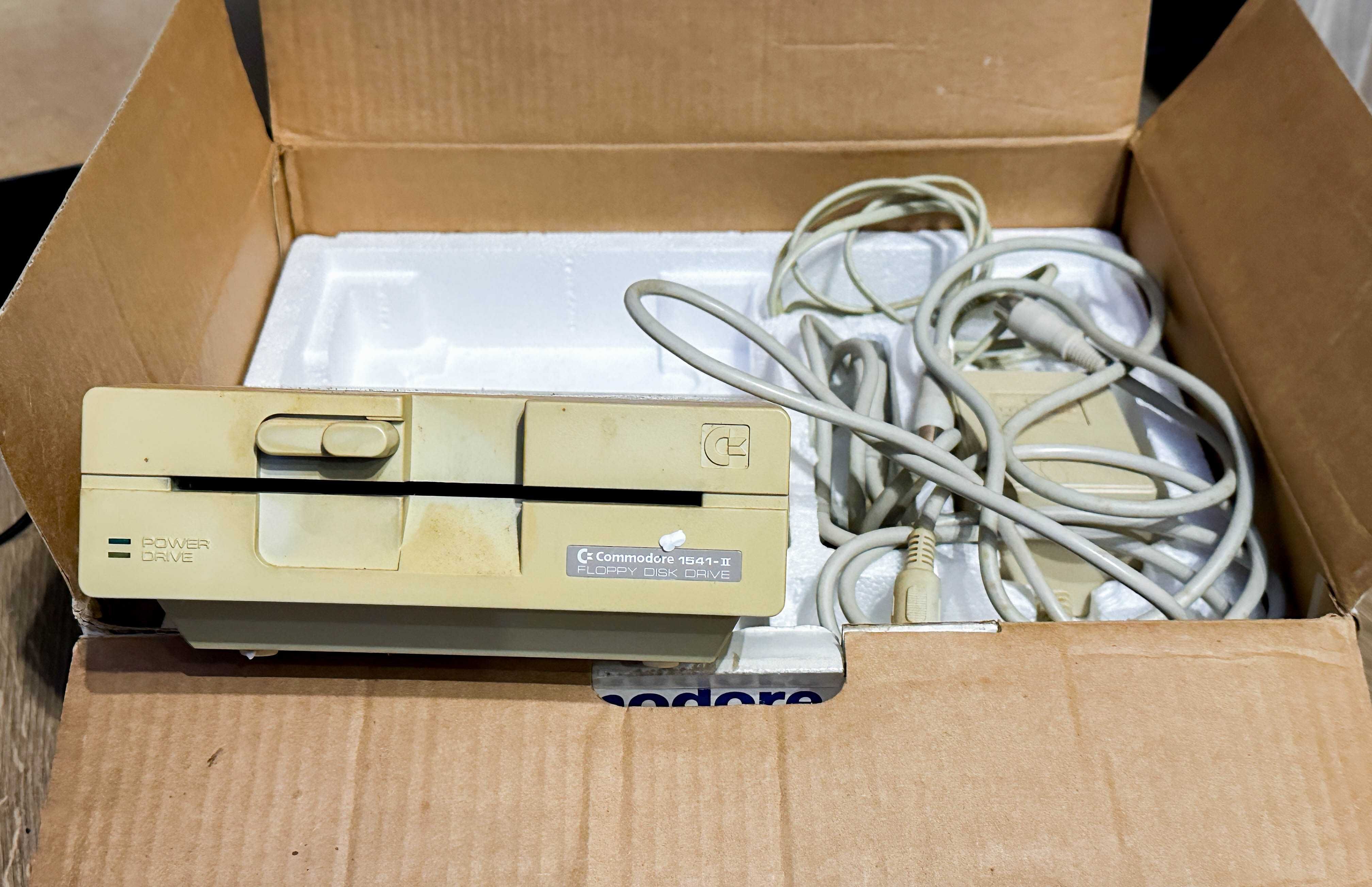 Stacja dysków dyskietek Commodore 1541-II - C64 C128 5,25" BOX