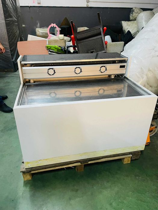 Vitrine refrigerada em vidro com prateleira de preparação