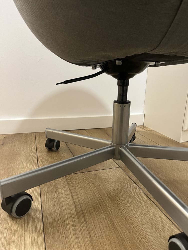 Krzesło obrotowe do biurka Ikea szare SKRUVSTA