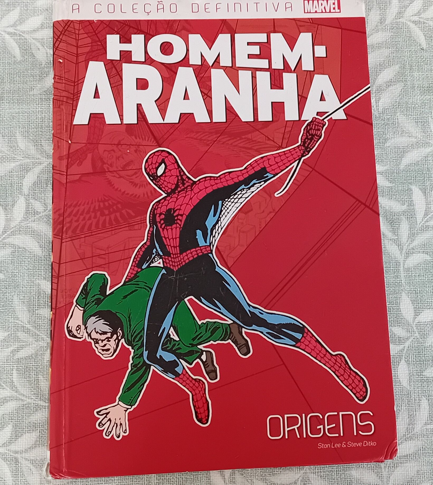 4 livros : Homem-aranha, o rei leão, zgorg e onde está a lua