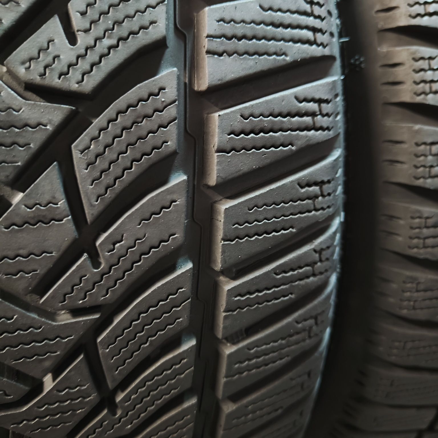 235/45/18 XL Sprzedam komplet opon zimowych Dunlop