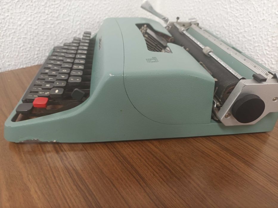 Máquina de escrever Olivetti Lettera 32
