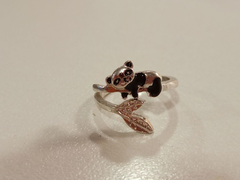 Pierścionek regulowany metalowy z misiem panda i listami