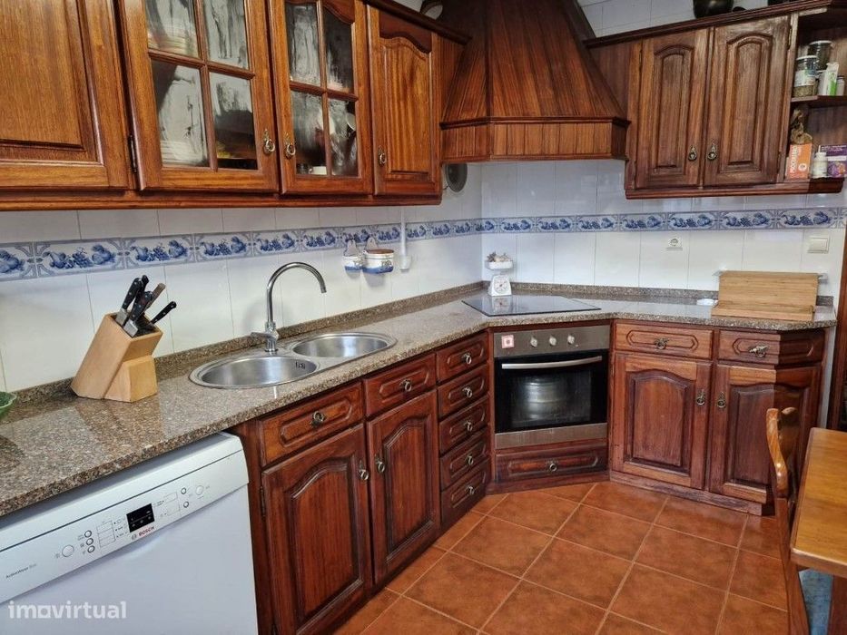 Moradia de 3 Pisos Com Garagem e Aproveitamento de Sótão