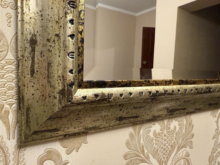 Duże ozdobne lustro w zlotej postarzanej ramie