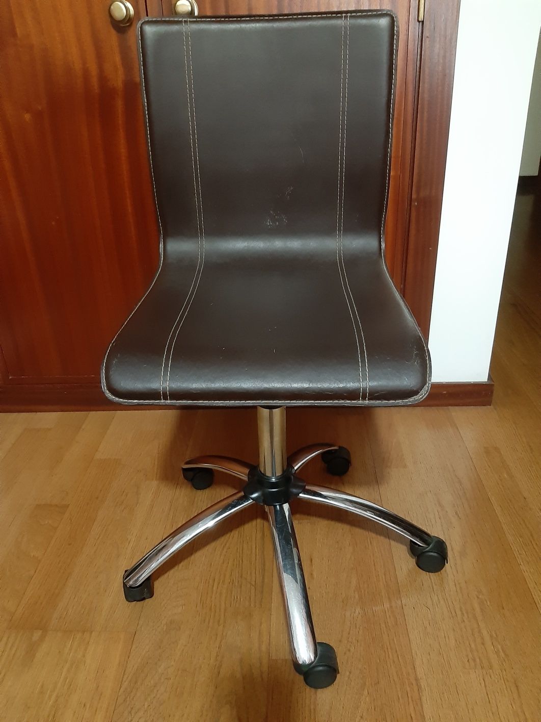 Cadeira de escritório - design fino
