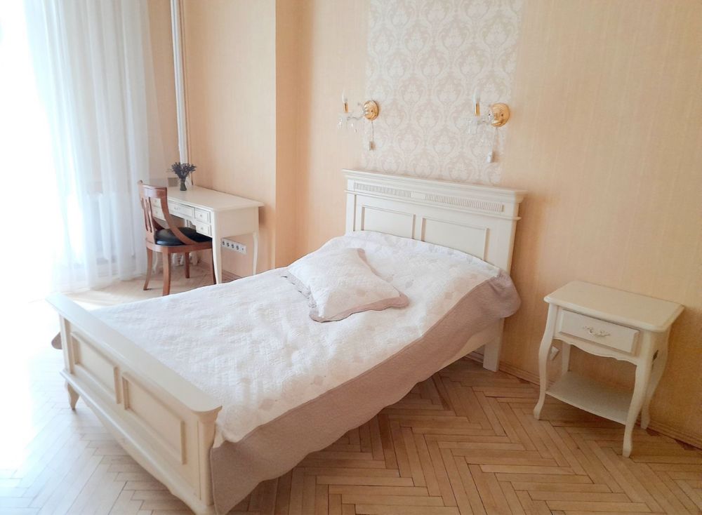 Продаж 2 к кв Олеся Гончара Історичний Цент Шевченківськи Університет