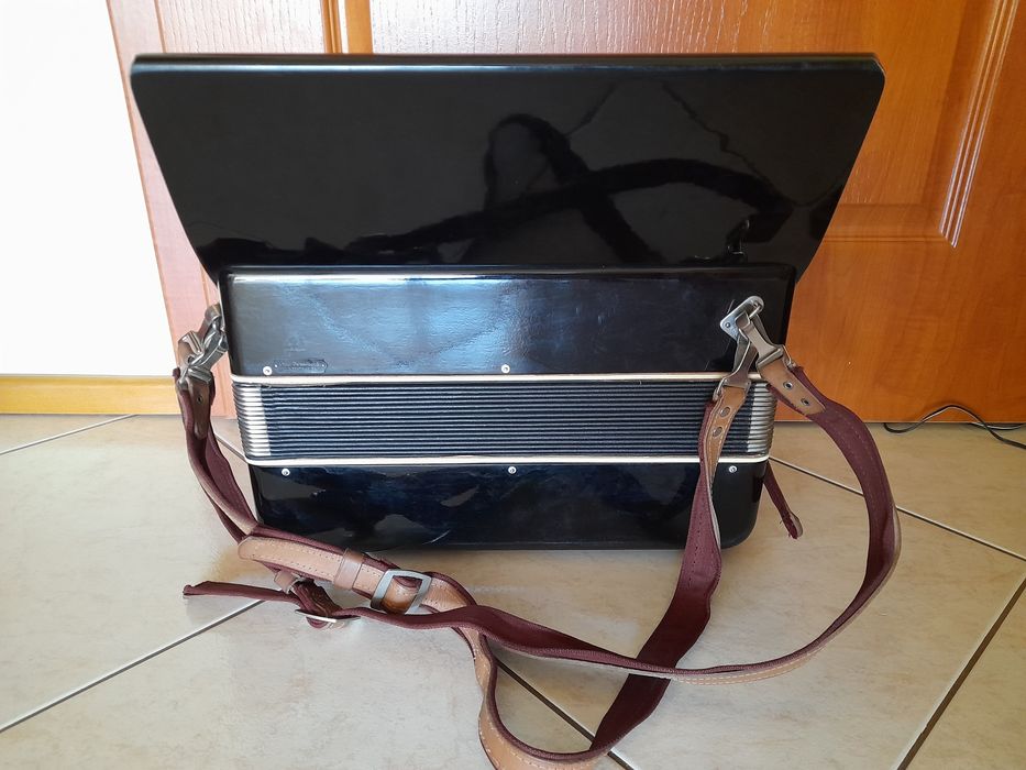 Akordeon 80 basowy z walizką