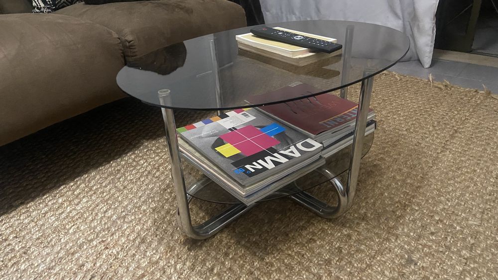 Mesa vidro com detalhes metalicos