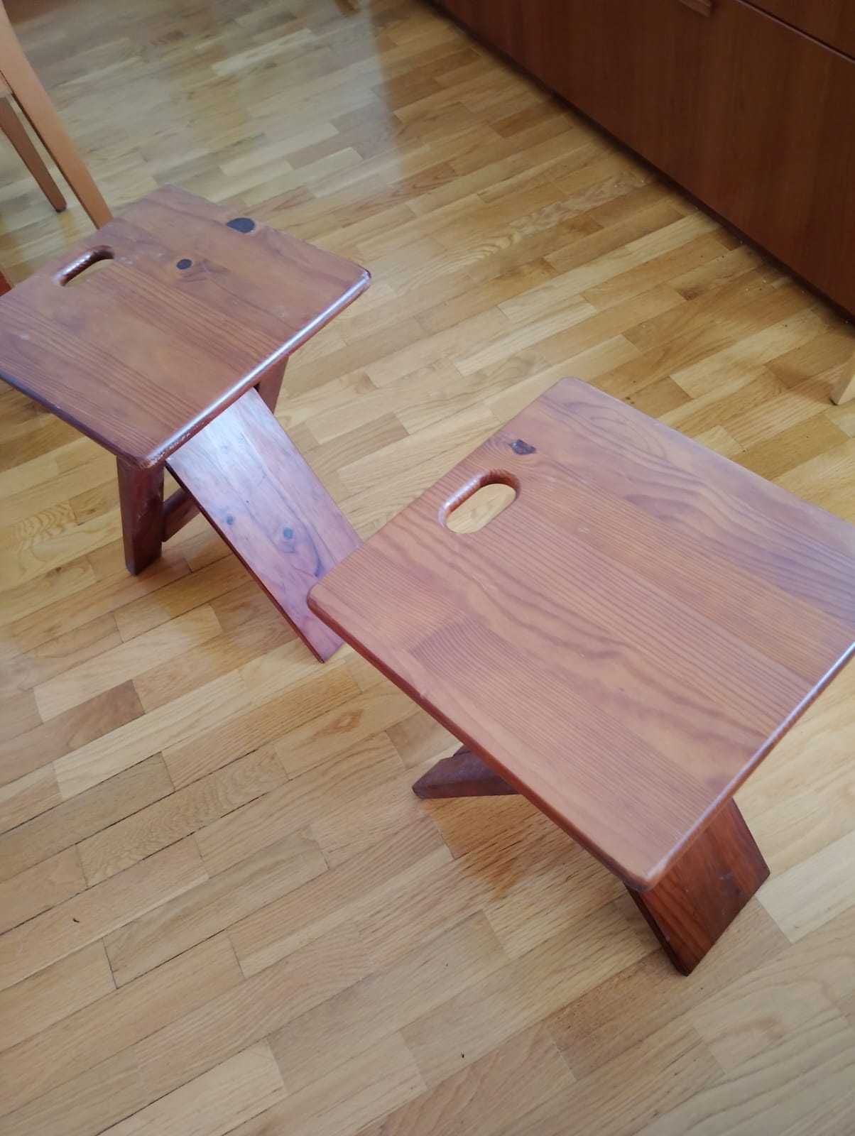 Mesa de apoio Saint Clair e 3 bancos correspondentes