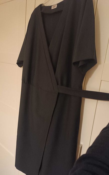 Sukienka czarna, kopertowa, z paskiem