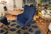 Niebieski fotel do salonu sypialni