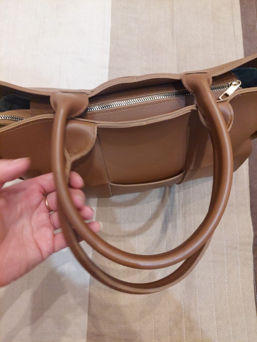 Torebka damska do ręki z plecionym wzorem w kolorze Camel Brąnz