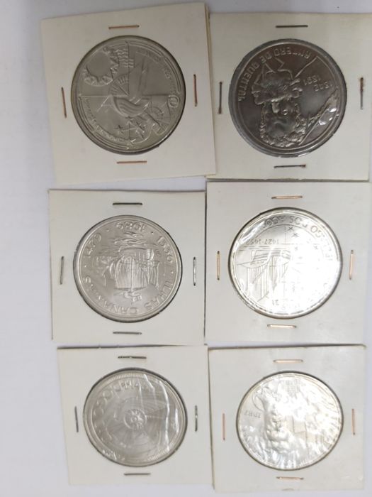 Varias moedas de 100$00 e de 200$00 descobrimentos