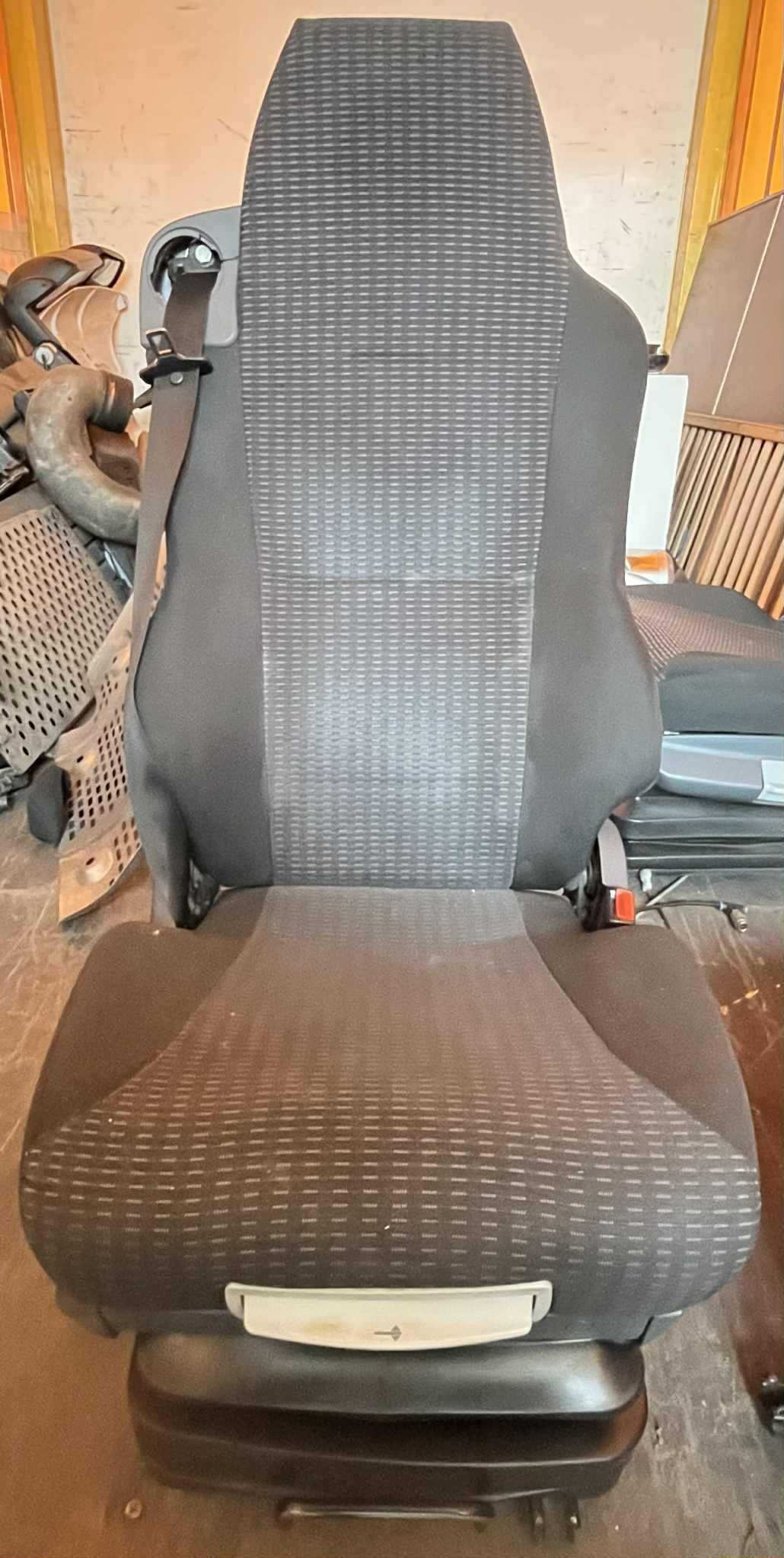 Fotele pneumatyczne MAN  7 sztuk kierowca + pasażer – prawa kierownica
