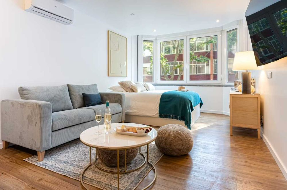 Estúdio Moderno Mobilado em Cascais