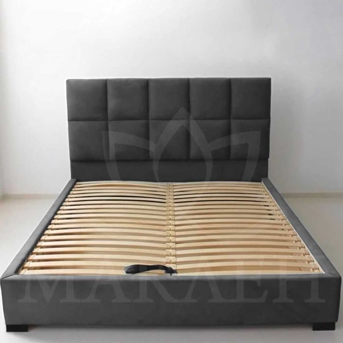 Надійне двоспальне ліжко у велюровій тканині