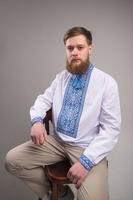 Чоловіча вишиванка з синьою вишивнкою