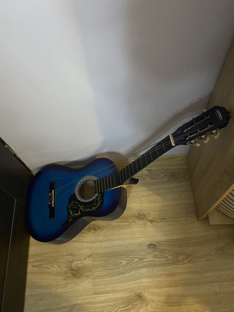 uszkodzona gitara.Odbiór tylko osobisty!!
