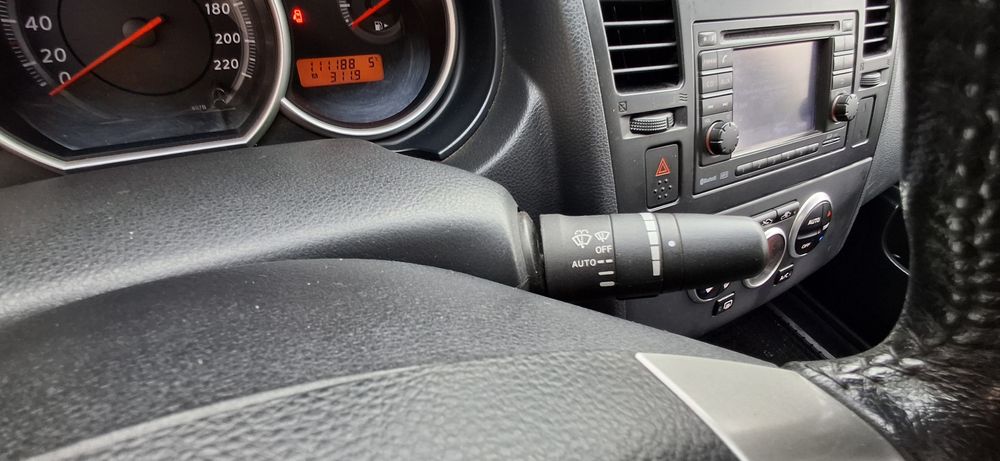 легковий автомобіль Нісан Тііда