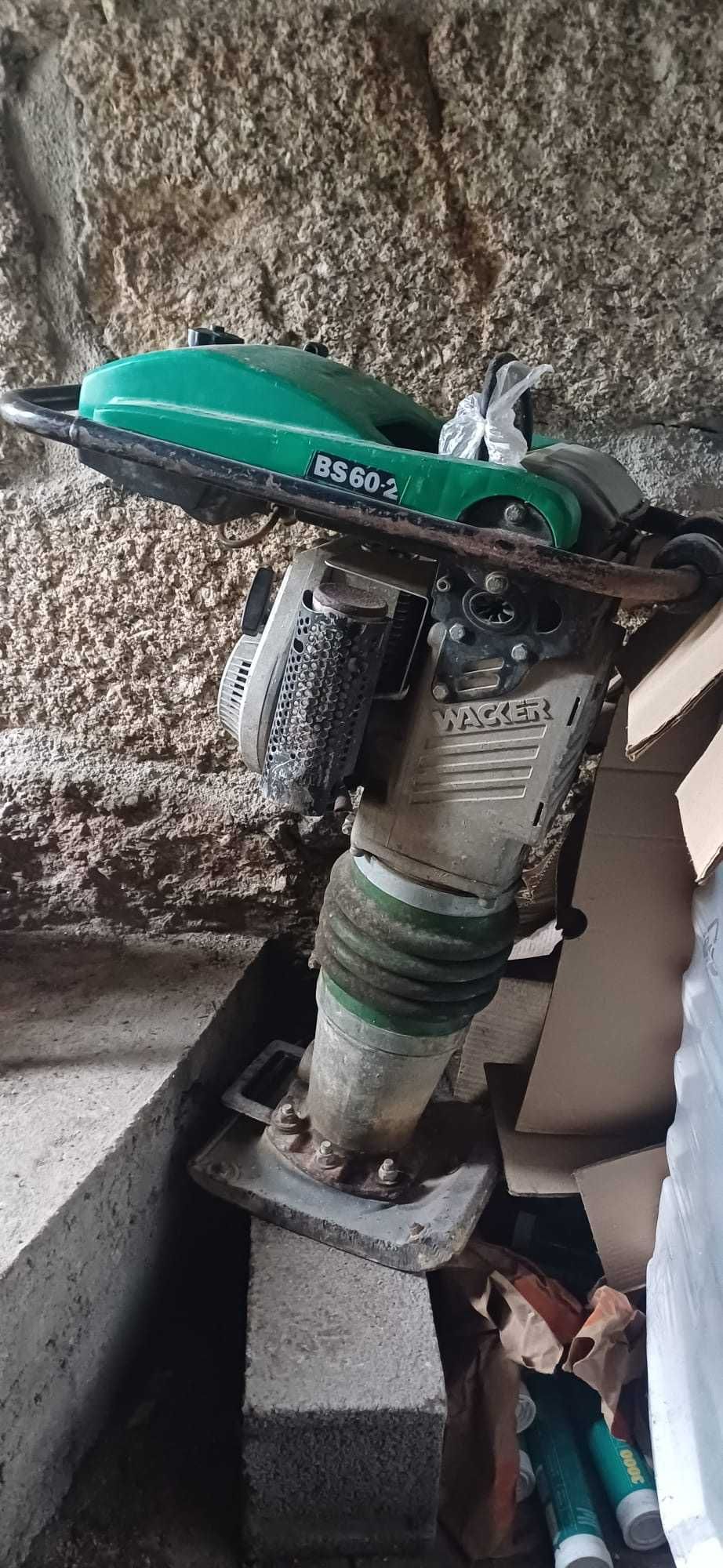 Alugo giratória, saltitão, placa vibratória e betoneira.