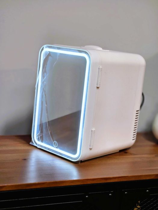 Mini lodówka przenośna – idealna do przechowywania kosmetyków! LED!