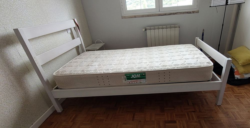 Cama Single de madeira com estrado e colchão ortopédico