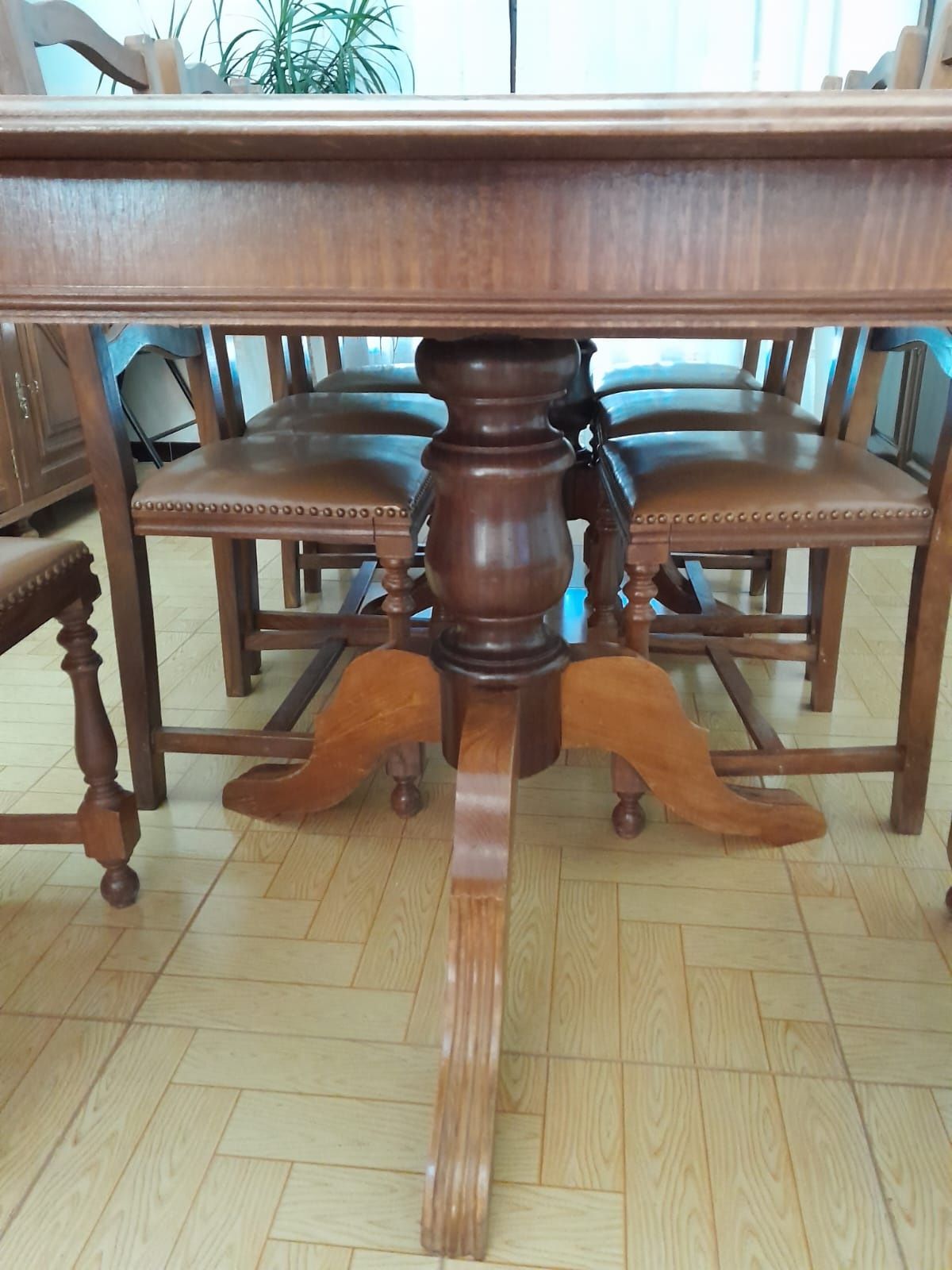 Mesa de sala de jantar com 8 cadeiras