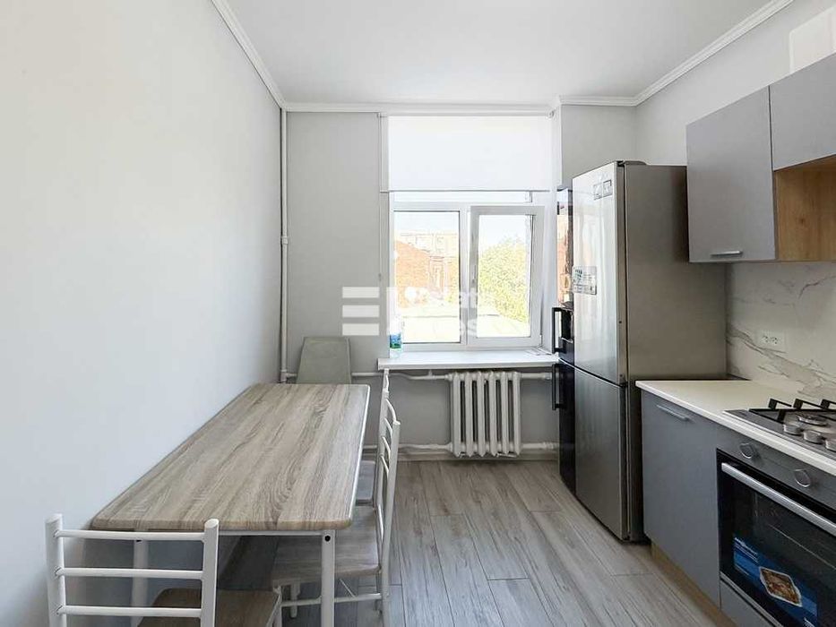 Продам 2 кімн. квартиру. Центр. м. Бекетова. Куликівський узвіз, 13.