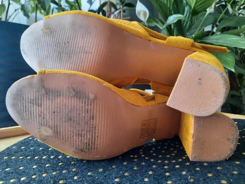 Musztardowe sandały na obcasie - Bestelle