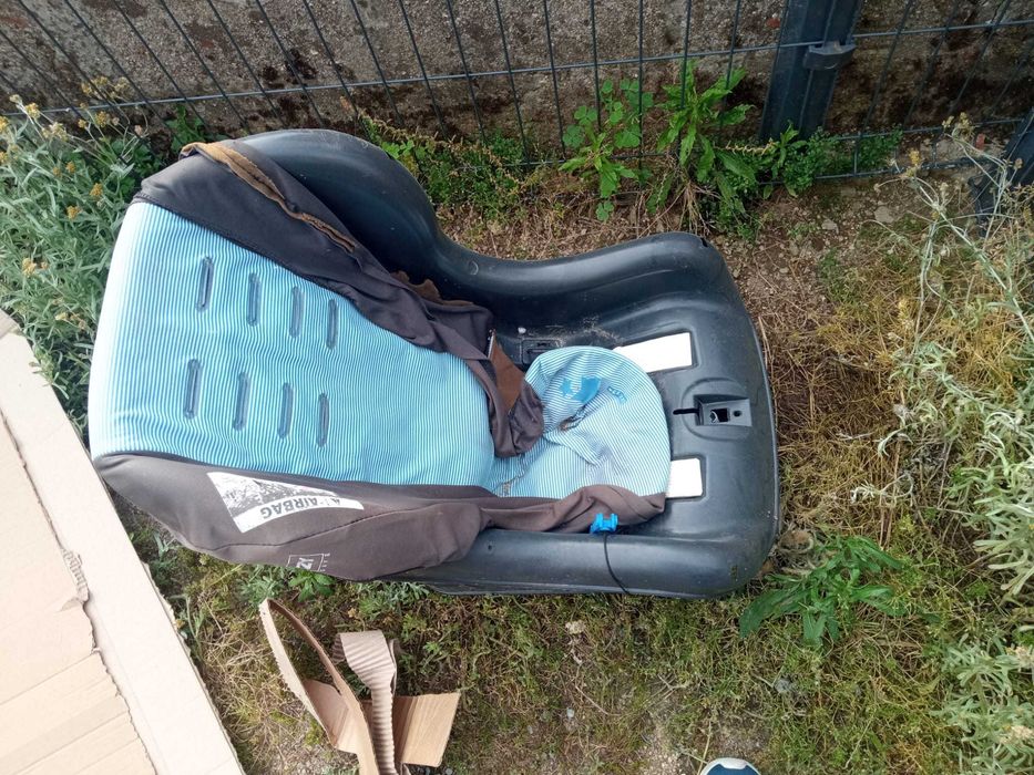 Cadeira, cadeira auto e cesto de bebé