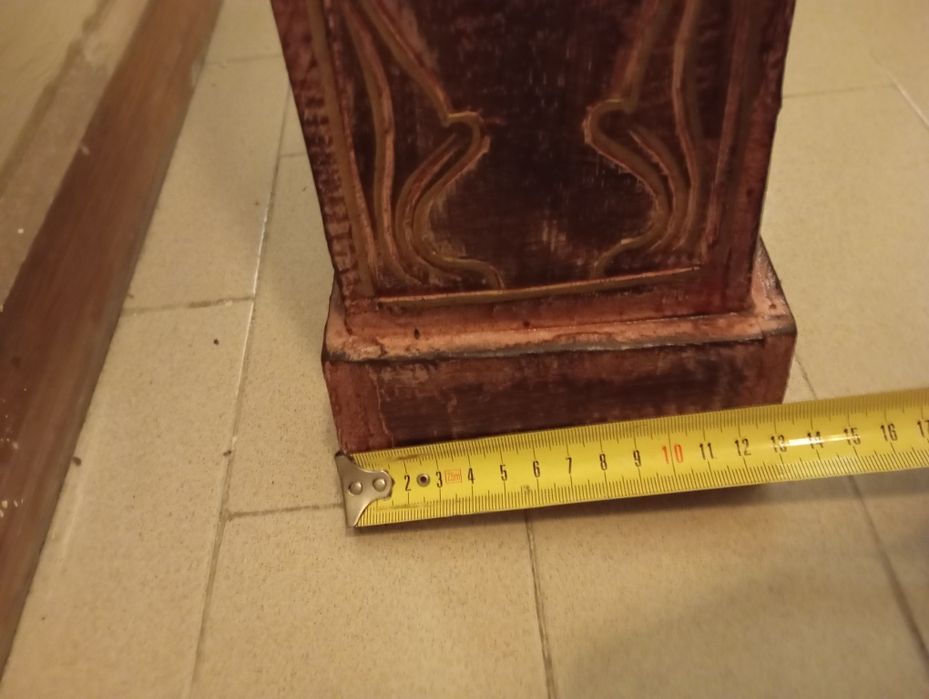 Pequeno móvel pirâmide de madeira