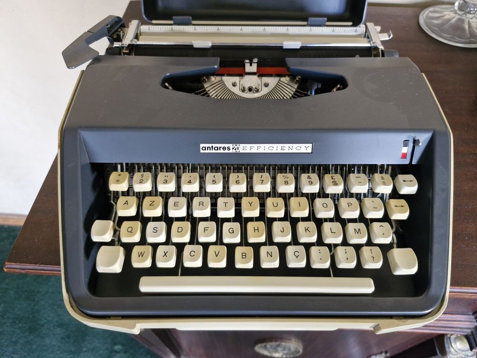 Vendo máquina de escrever antiga