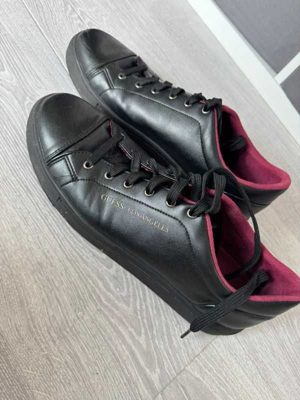 Czarne trampki Guess