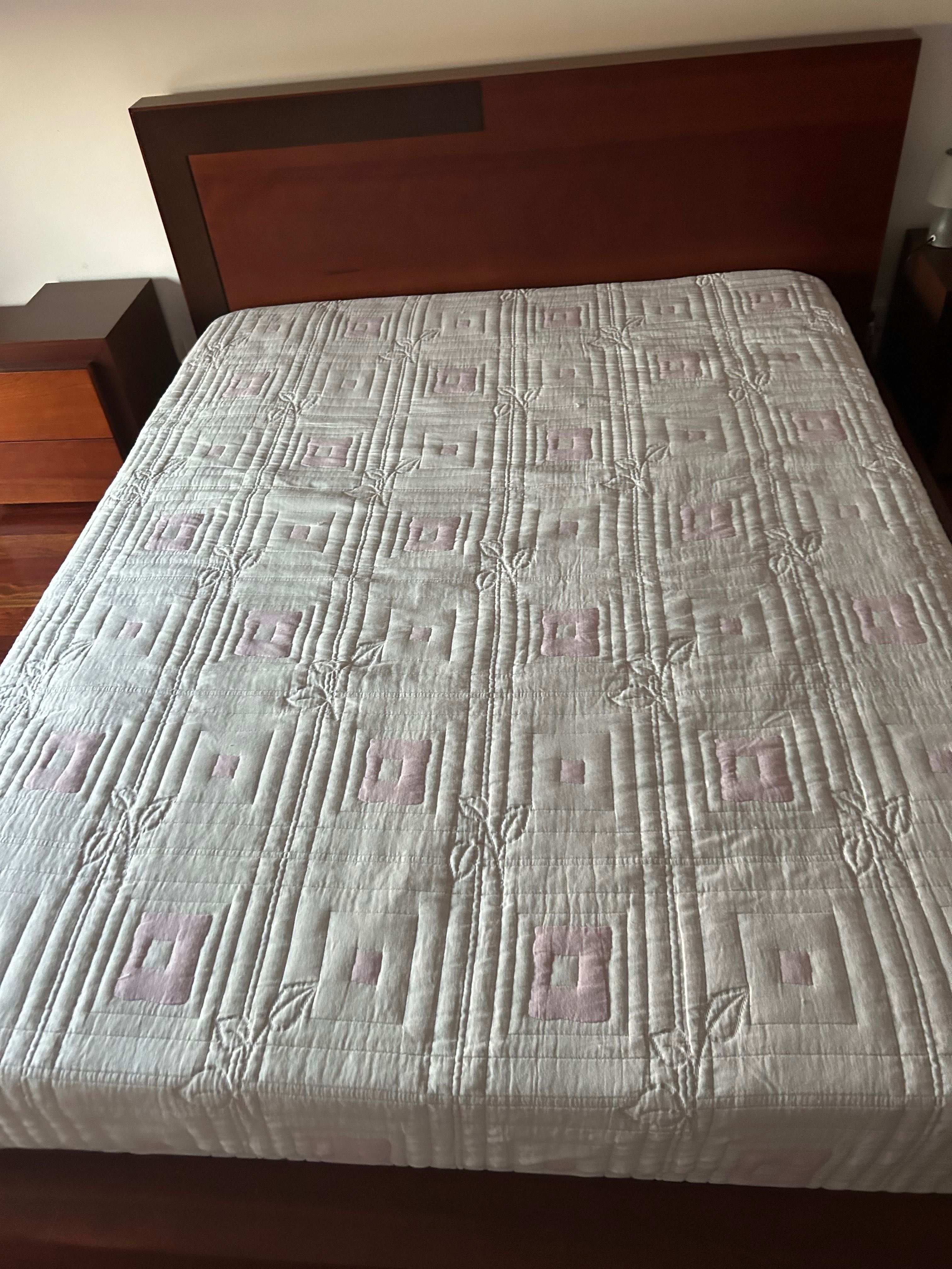 Cama de casal com duas mesas de cabeceira