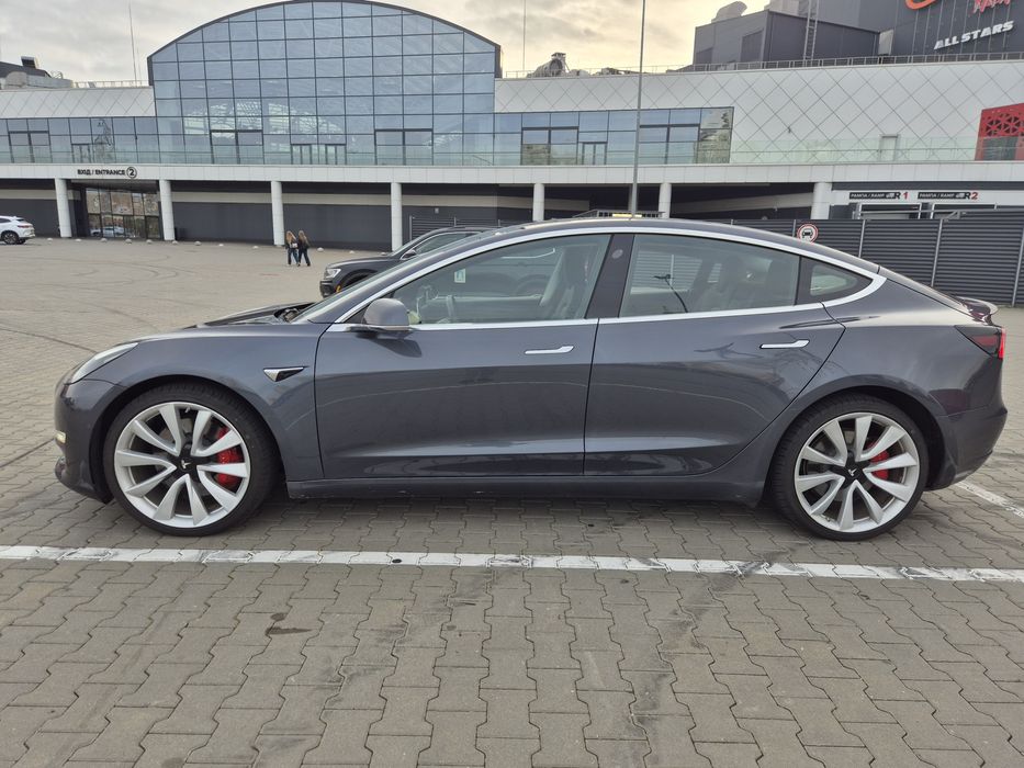 Продам Tesla Model 3