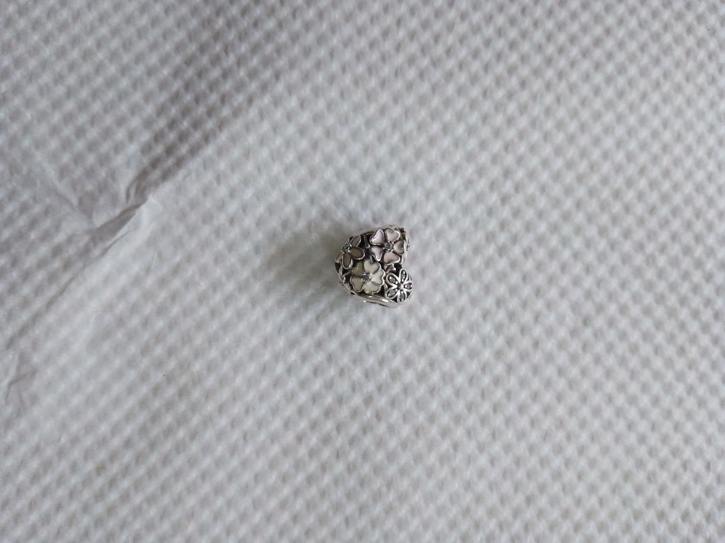 Conta coração com zirconias poeta original da pandora igual a nova