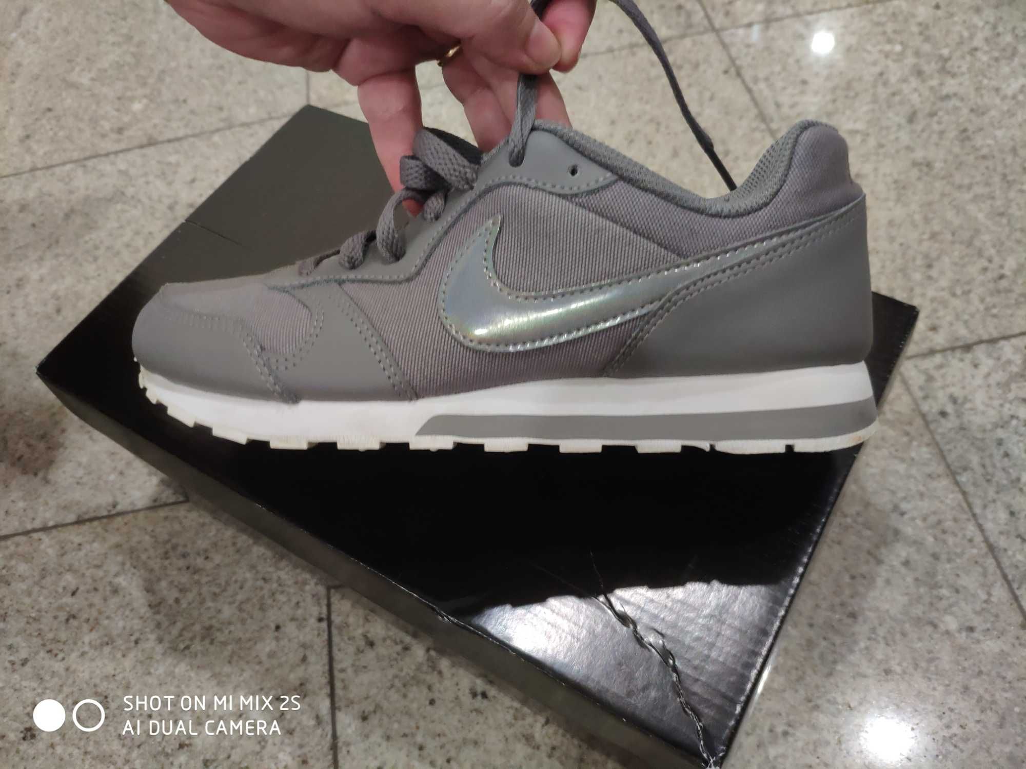 Sapatilhas cinzentas Nike