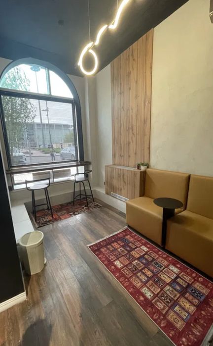 Сучасна кавʼярня в прохідному місці, усе обладнання залишається