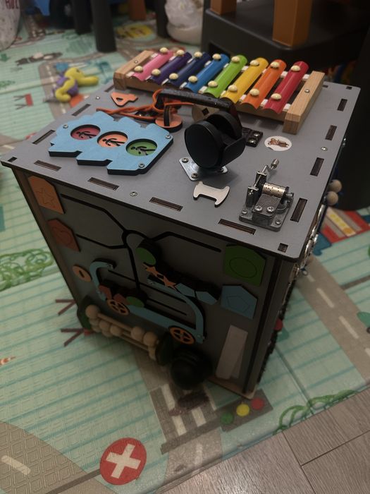 Бізікуб сірого кольору