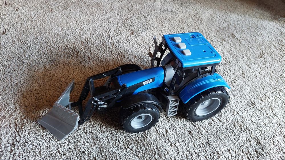 Traktor z pługiem 26 cm