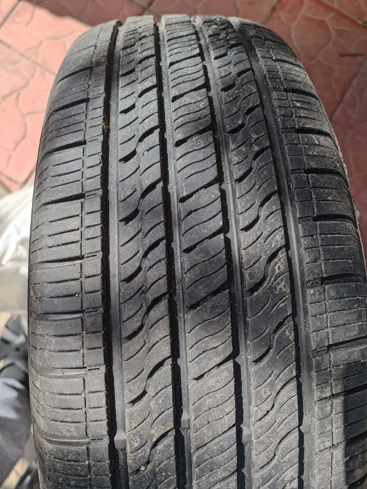 Шины 215/65R17 4 шт , одна с дефектами, остальные почти новые